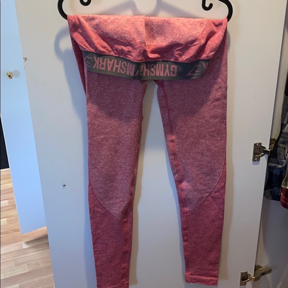 Gym shark leggings